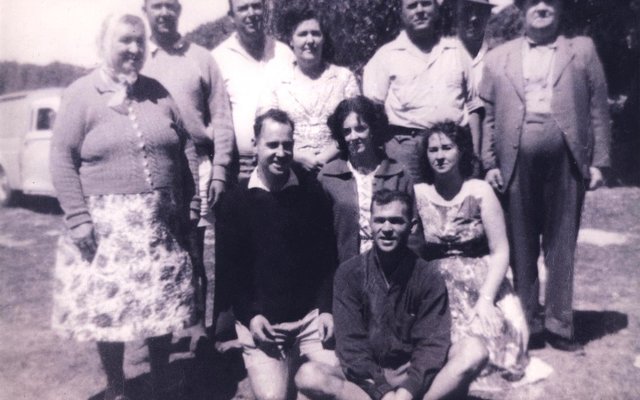 Die Vermeulengesin van weleer, met Henties voor. Middel vlnr is Louis, Betsie en Hannie. Agter vlnr is Baby (moeder), Gallie, Jan, Max, Piet en Danie (vader)  